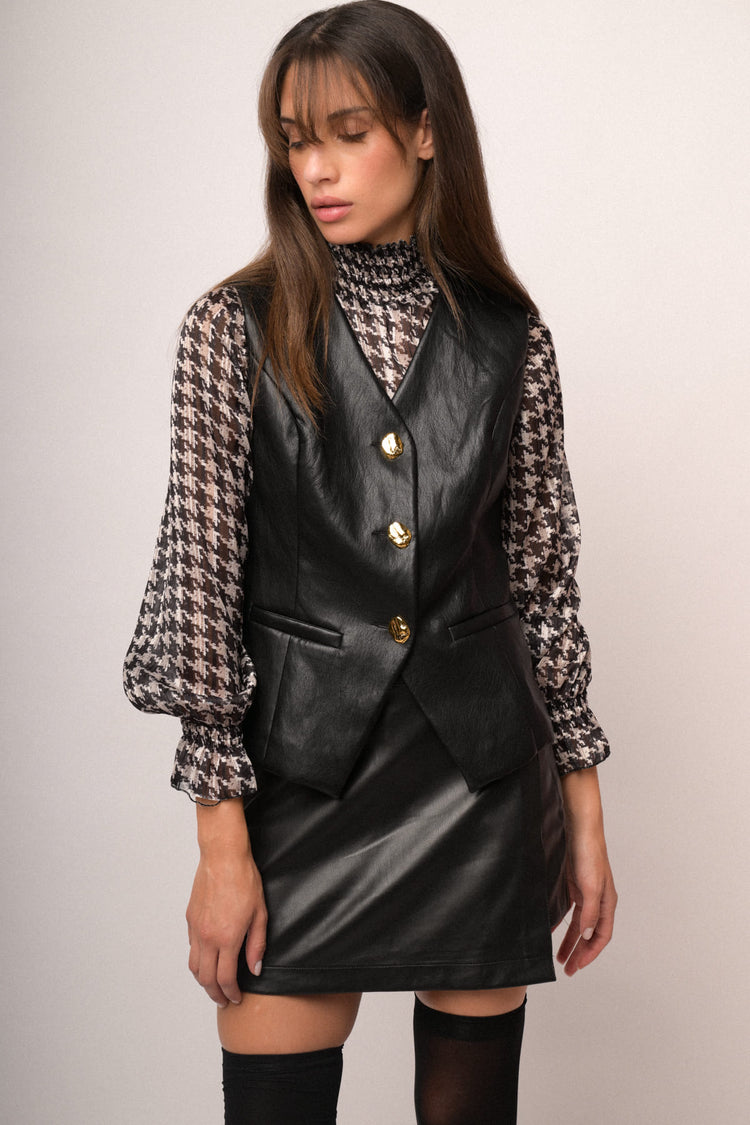 Gilet in similpelle nera con bottoni dorati