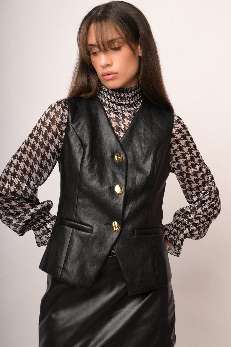 Gilet in similpelle nera con bottoni dorati