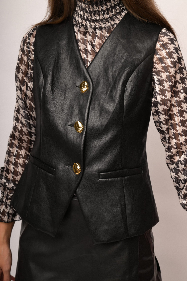 Gilet in similpelle nera con bottoni dorati