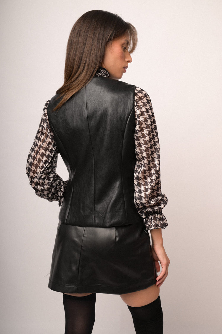Gilet in similpelle nera con bottoni dorati