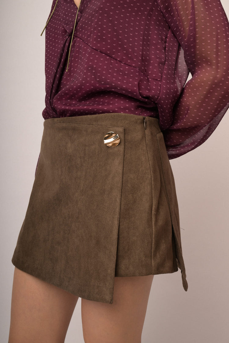 Minigonna in faux suede cioccolato con bottone