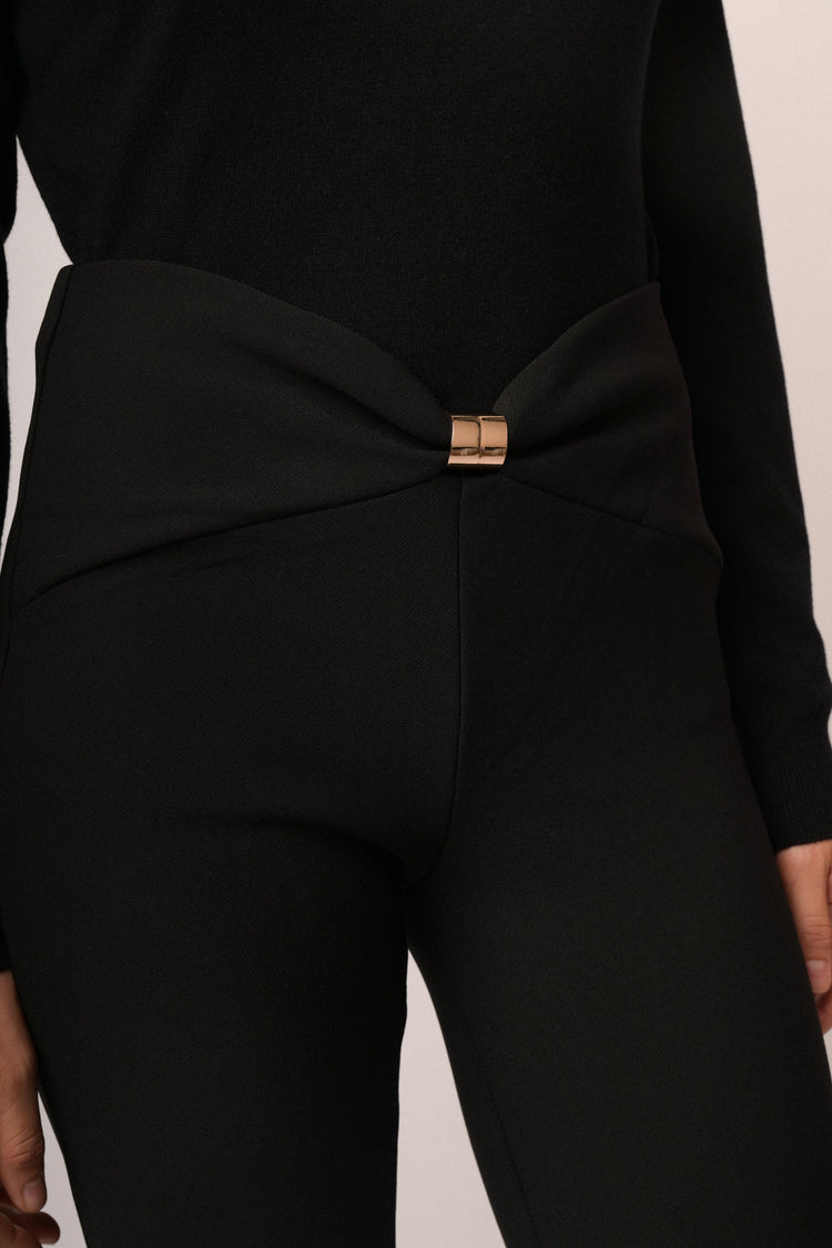 Pantaloni neri a gamba svasata con fascia e fibbia