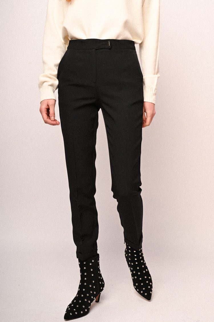 Pantaloni a sigaretta con risvolto