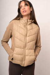 Piumino bi-materiale in nylon e tessuto felpato color cammello