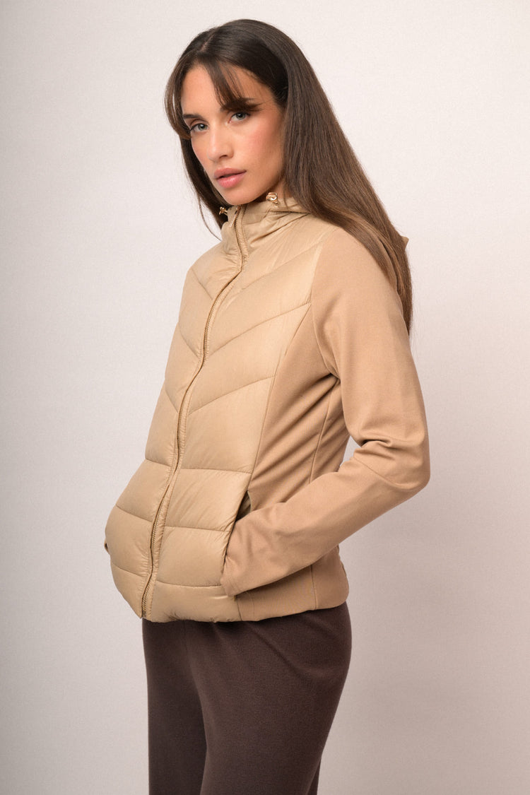 Piumino bi-materiale in nylon e tessuto felpato color cammello