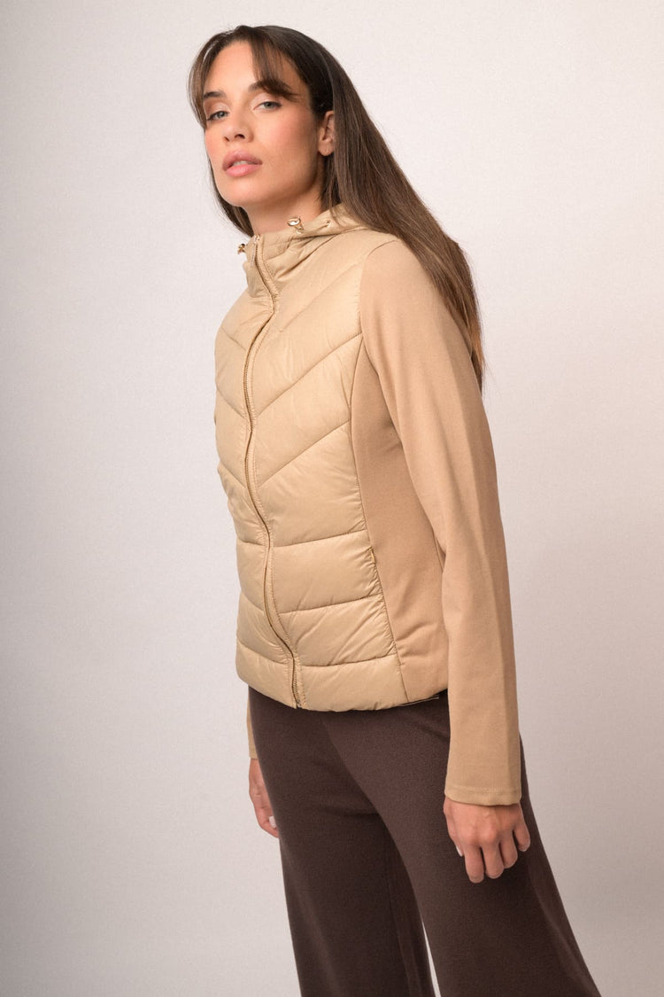 Piumino bi-materiale in nylon e tessuto felpato color cammello