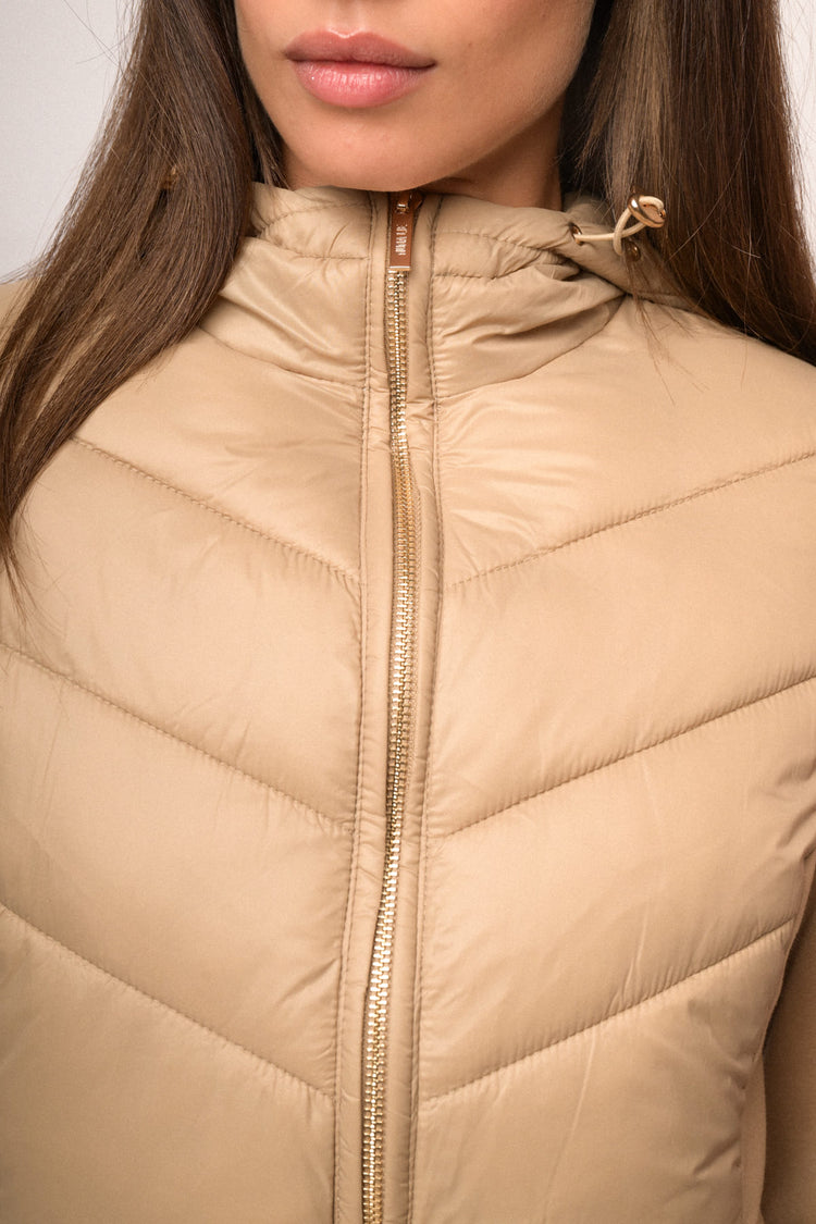 Piumino bi-materiale in nylon e tessuto felpato color cammello