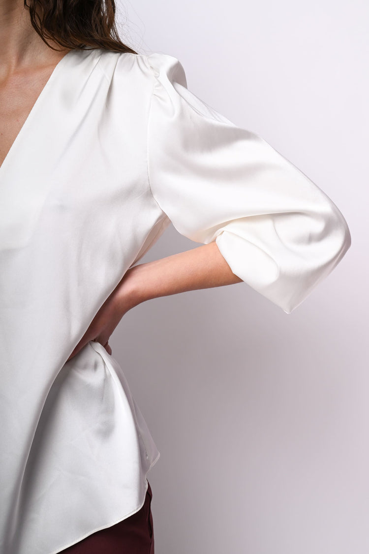 Blusa in raso con scollo a V