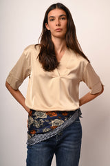 Blusa in raso con scollo a V