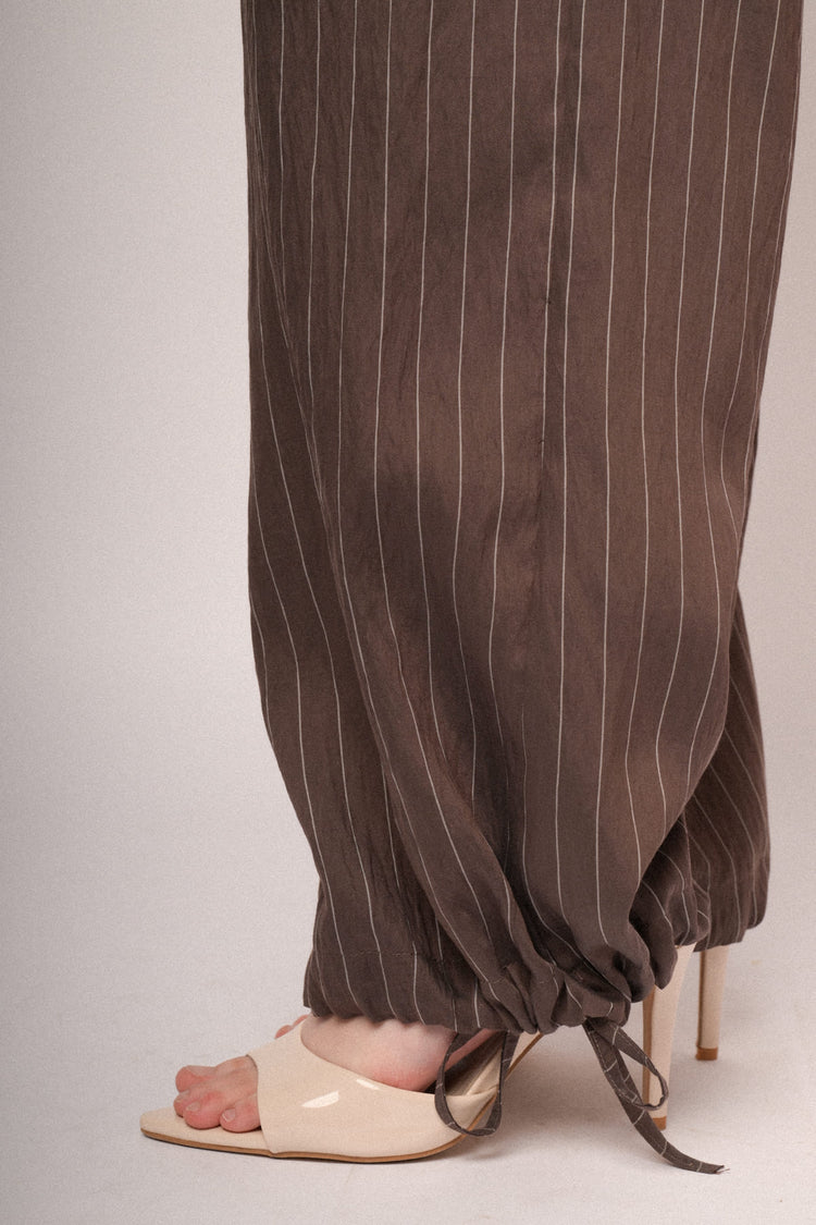 Pantaloni palazzo in gessato cioccolato con coulisse allorlo