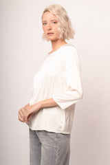 Blusa in raso bianco con scollo tondo profilato in strass