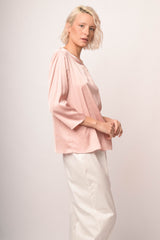 Blusa in raso rosa con scollo tondo profilato in strass