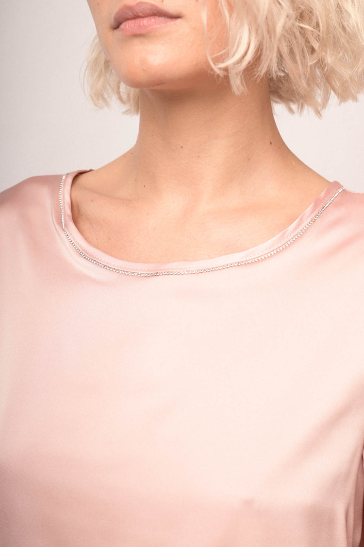 Blusa in raso rosa con scollo tondo profilato in strass