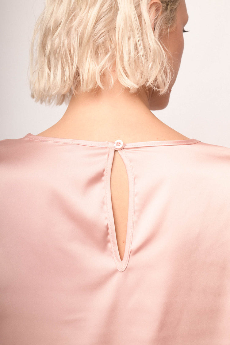 Blusa in raso rosa con scollo tondo profilato in strass