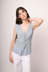 Top in maglia lurex celeste con nodo