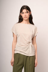 T-shirt in maglia lurex avorio con nodo