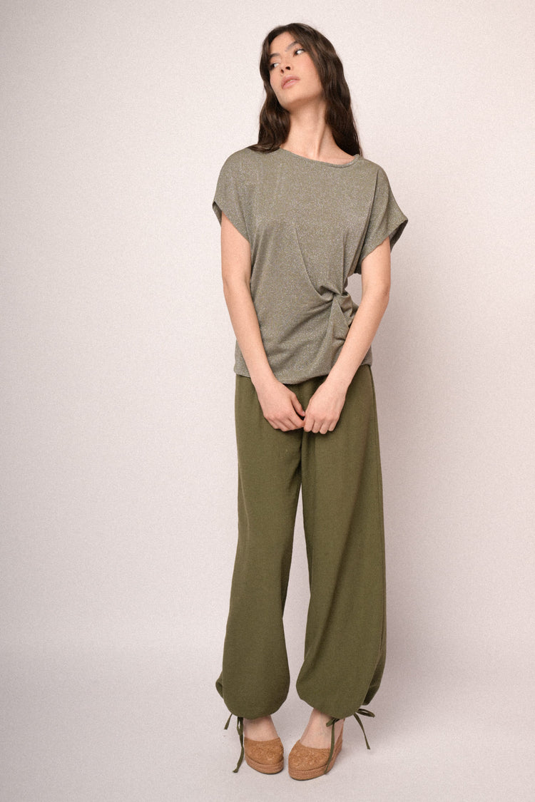 T-shirt in maglia lurex verde oliva con nodo