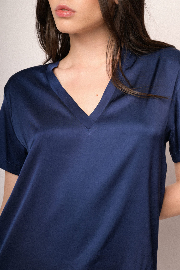 T-shirt basic in raso di viscosa blu con scollo a V