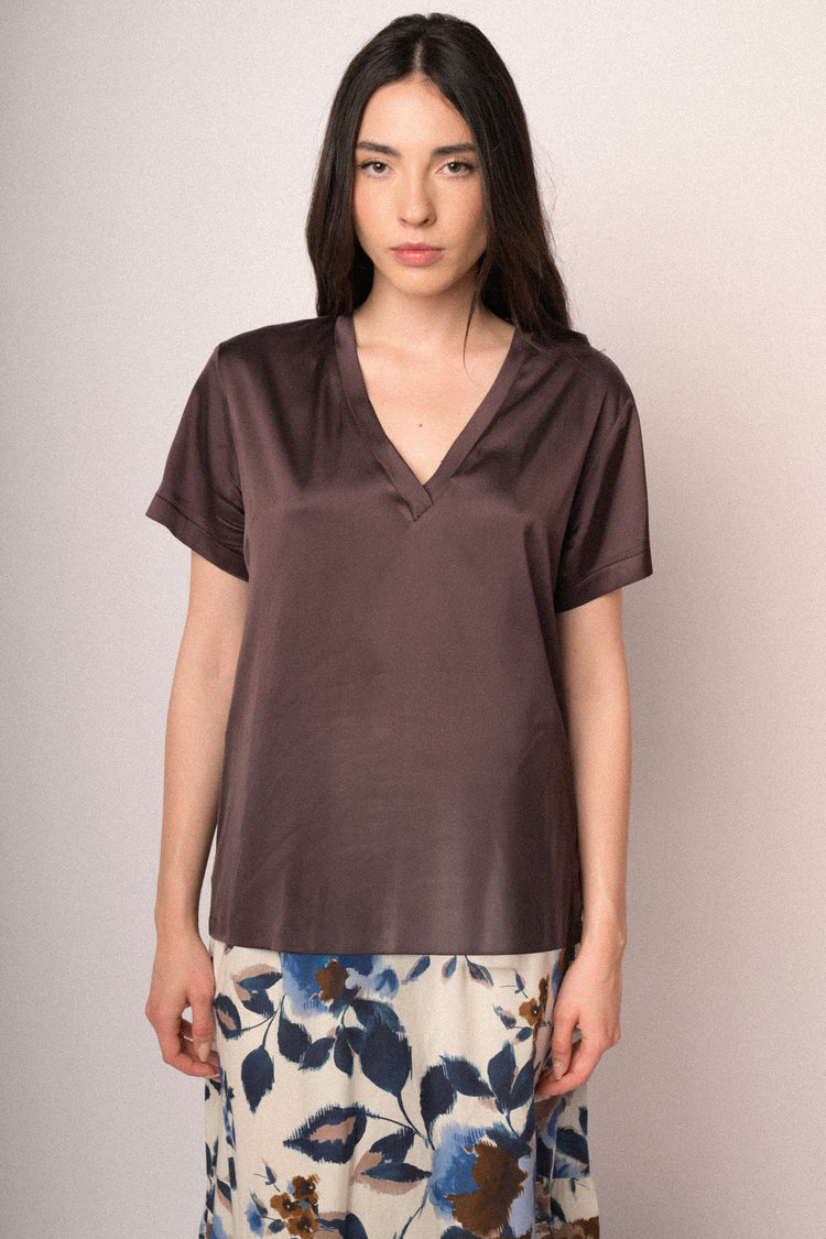 T-shirt basic in raso di viscosa cioccolato con scollo a V