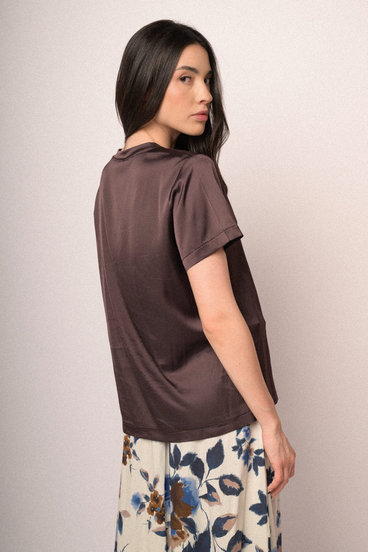 T-shirt basic in raso di viscosa cioccolato con scollo a V