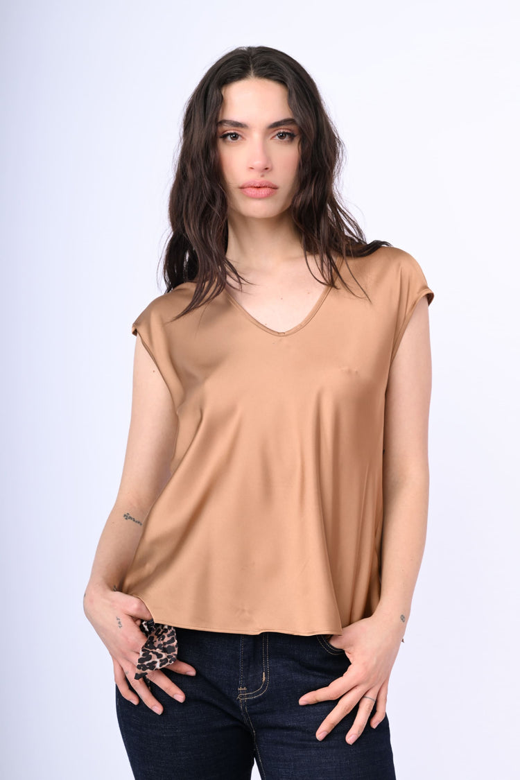 Top in raso con scollo a V