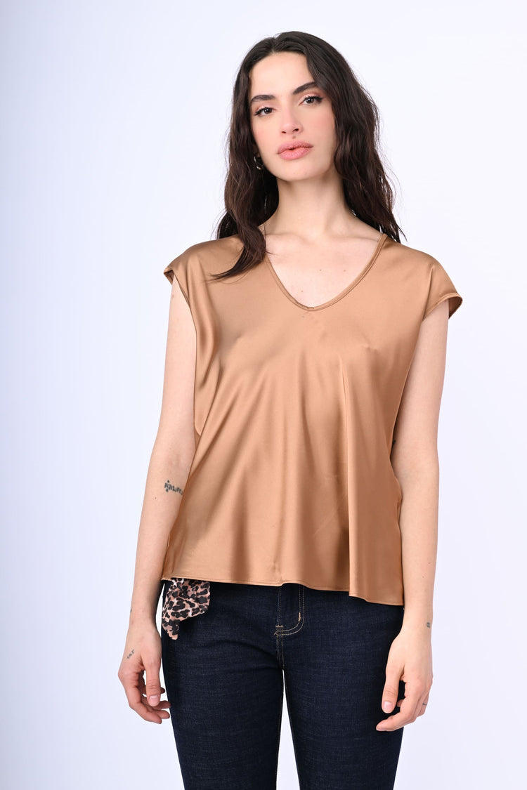Top in raso con scollo a V