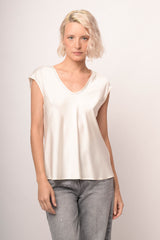 T-shirt in raso bianco con scollo a V profilato in strass