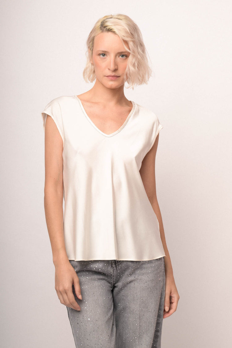 T-shirt in raso bianco con scollo a V profilato in strass