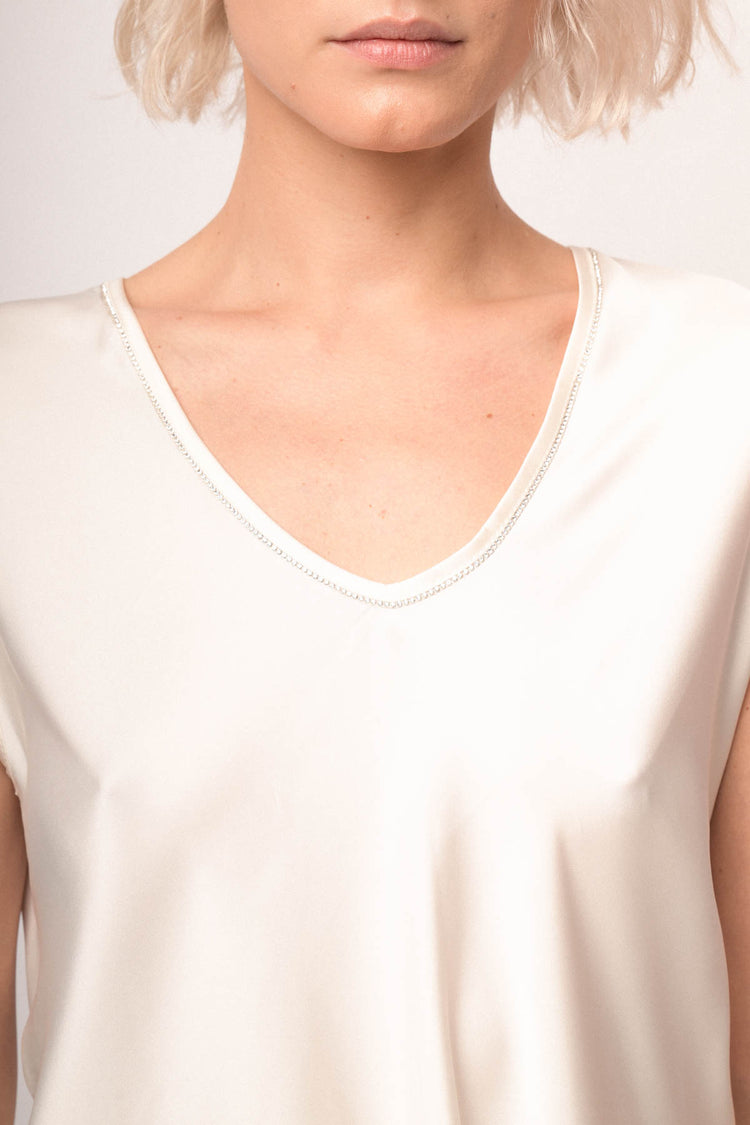 T-shirt in raso bianco con scollo a V profilato in strass