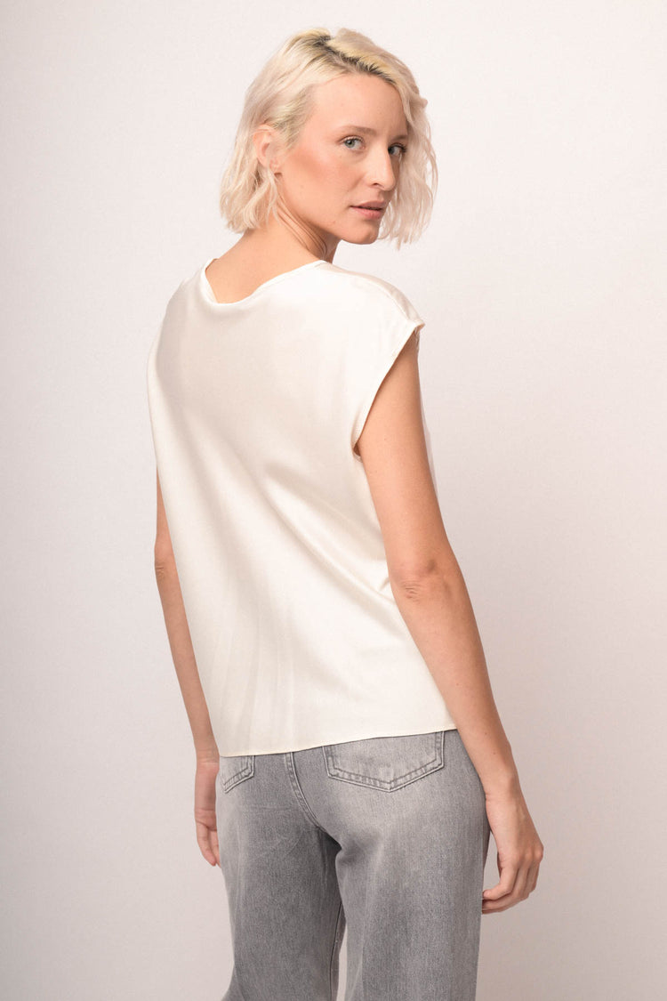 T-shirt in raso bianco con scollo a V profilato in strass