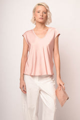T-shirt in raso rosa con scollo a V profilato in strass