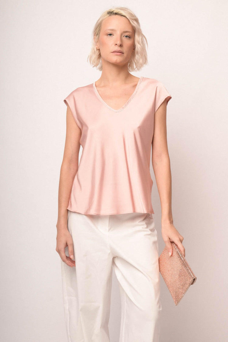 T-shirt in raso rosa con scollo a V profilato in strass