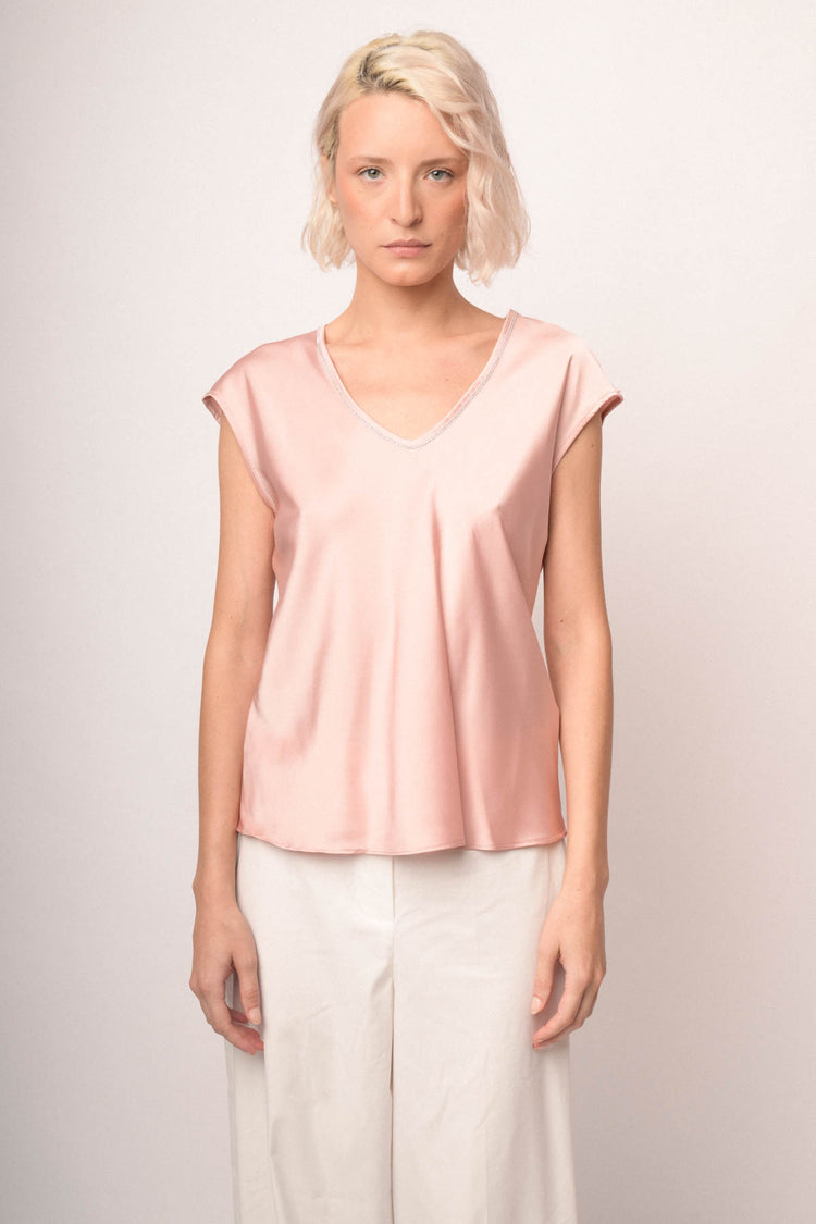 T-shirt in raso rosa con scollo a V profilato in strass