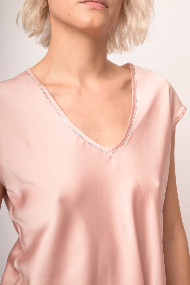 T-shirt in raso rosa con scollo a V profilato in strass
