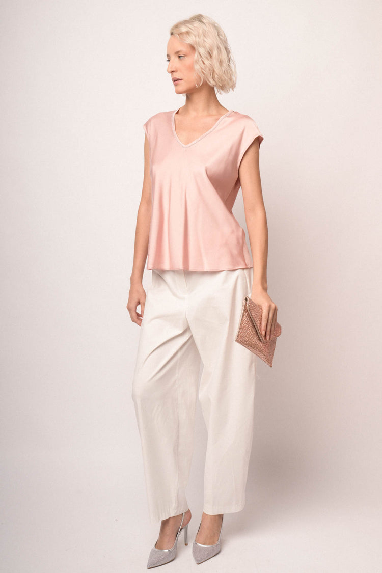 T-shirt in raso rosa con scollo a V profilato in strass