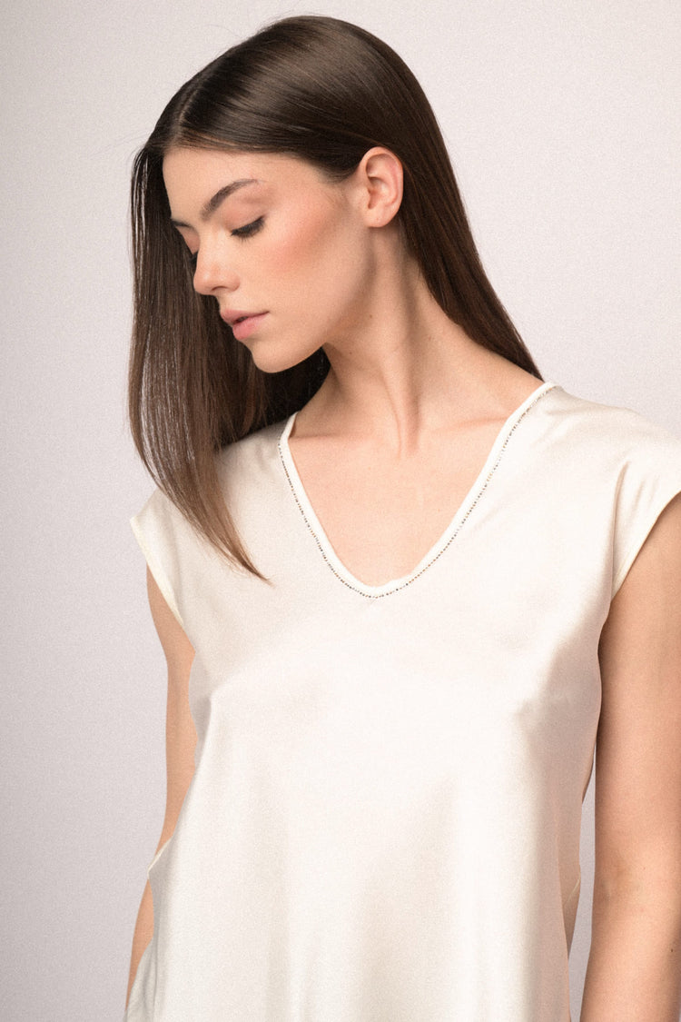 Top in raso con scollo profilato in strass