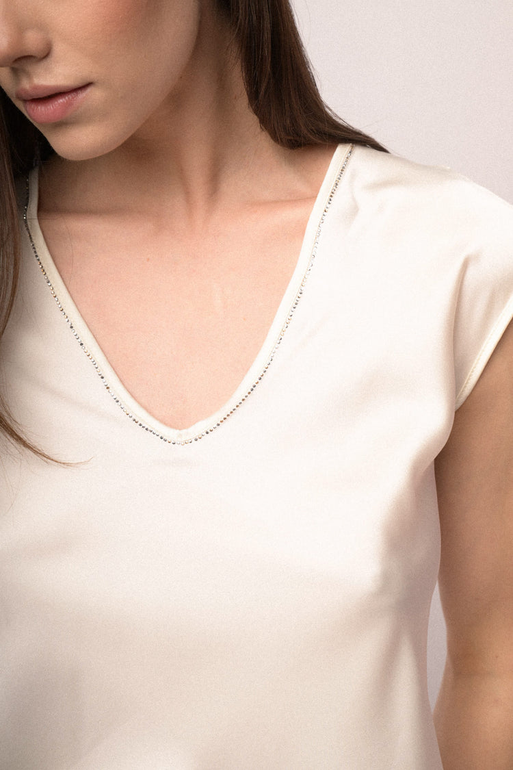Top in raso con scollo profilato in strass