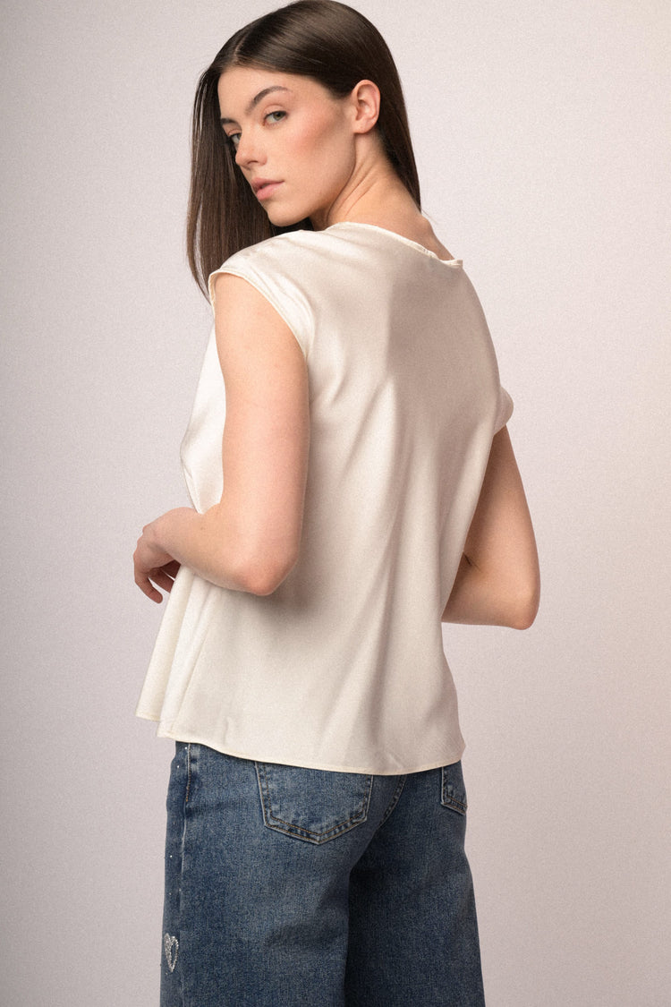 Top in raso con scollo profilato in strass