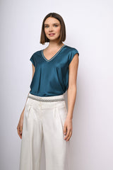 T-shirt con scollo a V profilato in strass