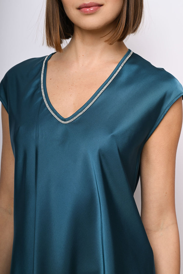 T-shirt con scollo a V profilato in strass