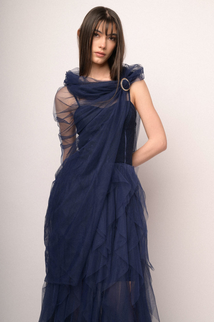 Coprispalle in tulle blu con fibbia-gioiello