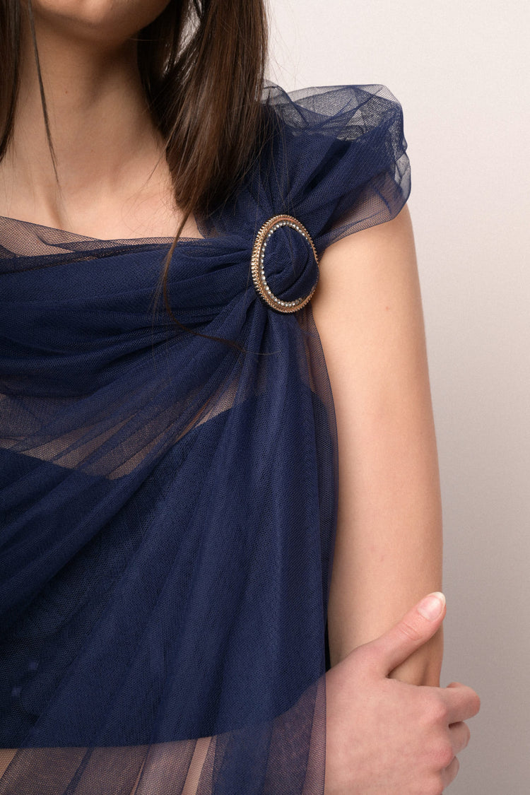 Coprispalle in tulle blu con fibbia-gioiello
