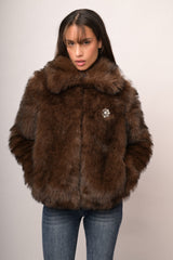 Giacca in faux fur mogano con spilla gioiello
