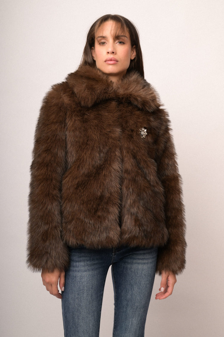 Giacca in faux fur mogano con spilla gioiello