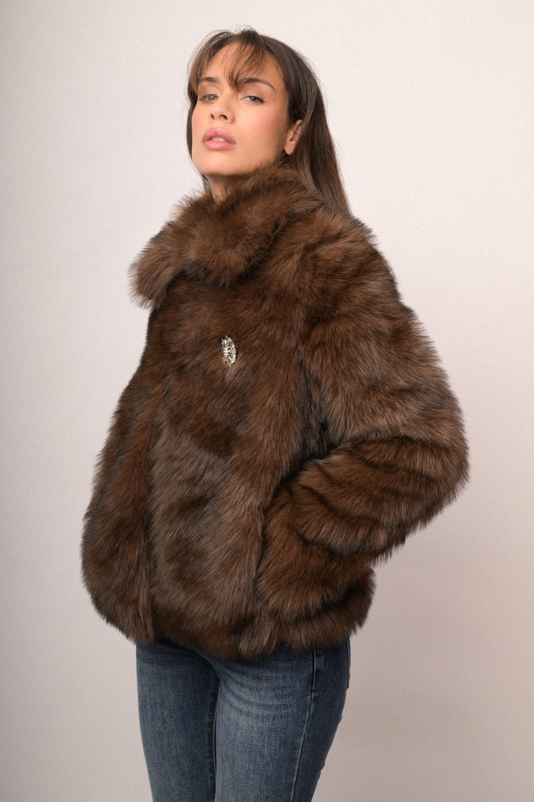 Giacca in faux fur mogano con spilla gioiello