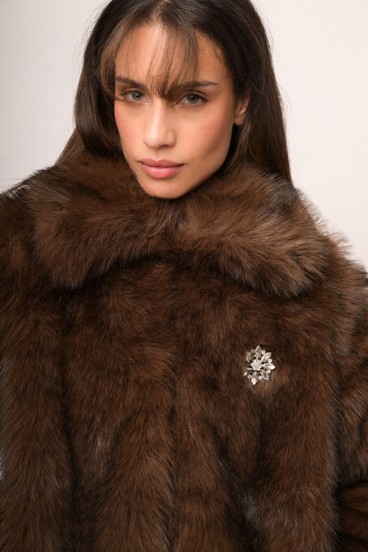 Giacca in faux fur mogano con spilla gioiello