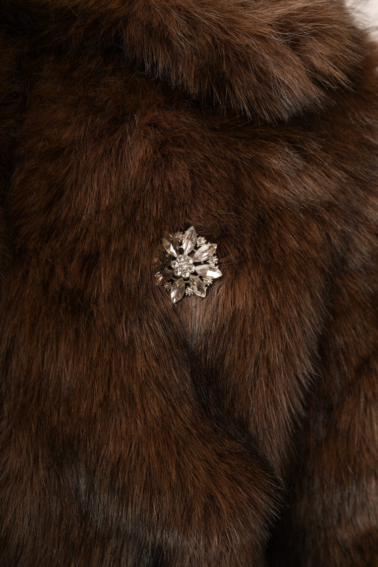 Giacca in faux fur mogano con spilla gioiello