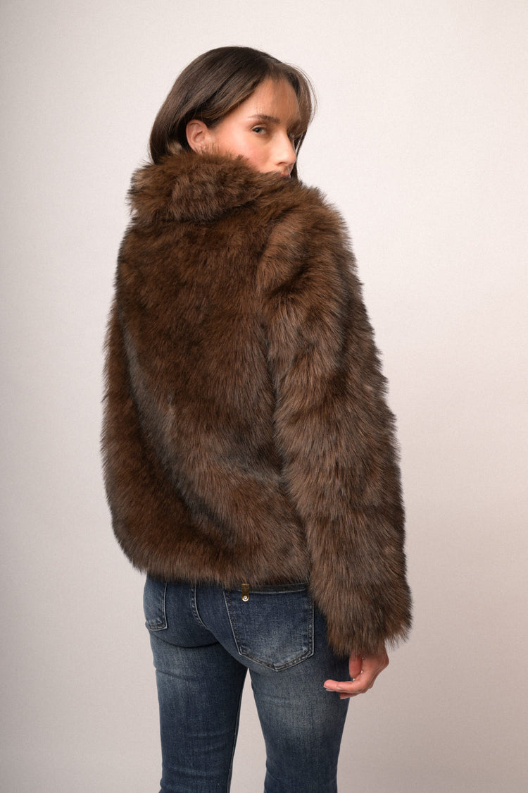 Giacca in faux fur mogano con spilla gioiello