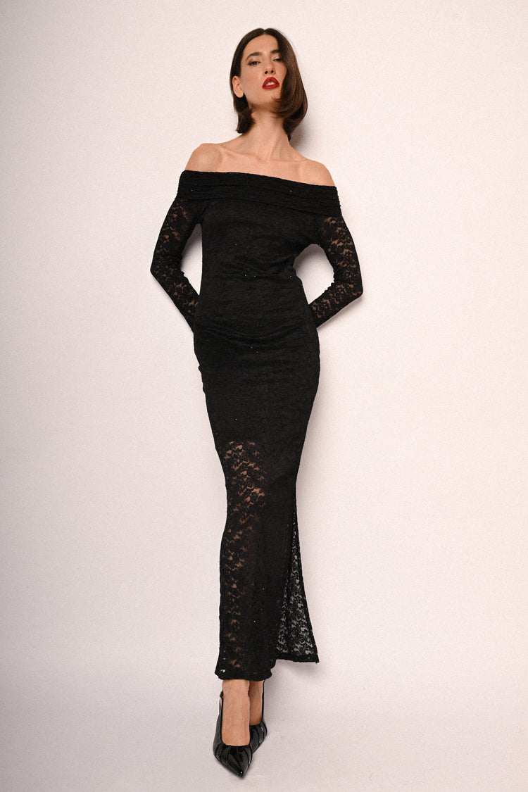 Abito lungo in pizzo con strass e spalle scoperte