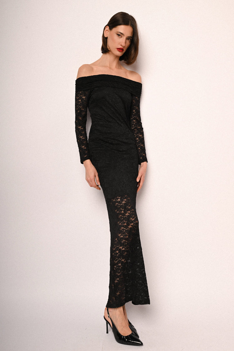 Abito lungo in pizzo con strass e spalle scoperte